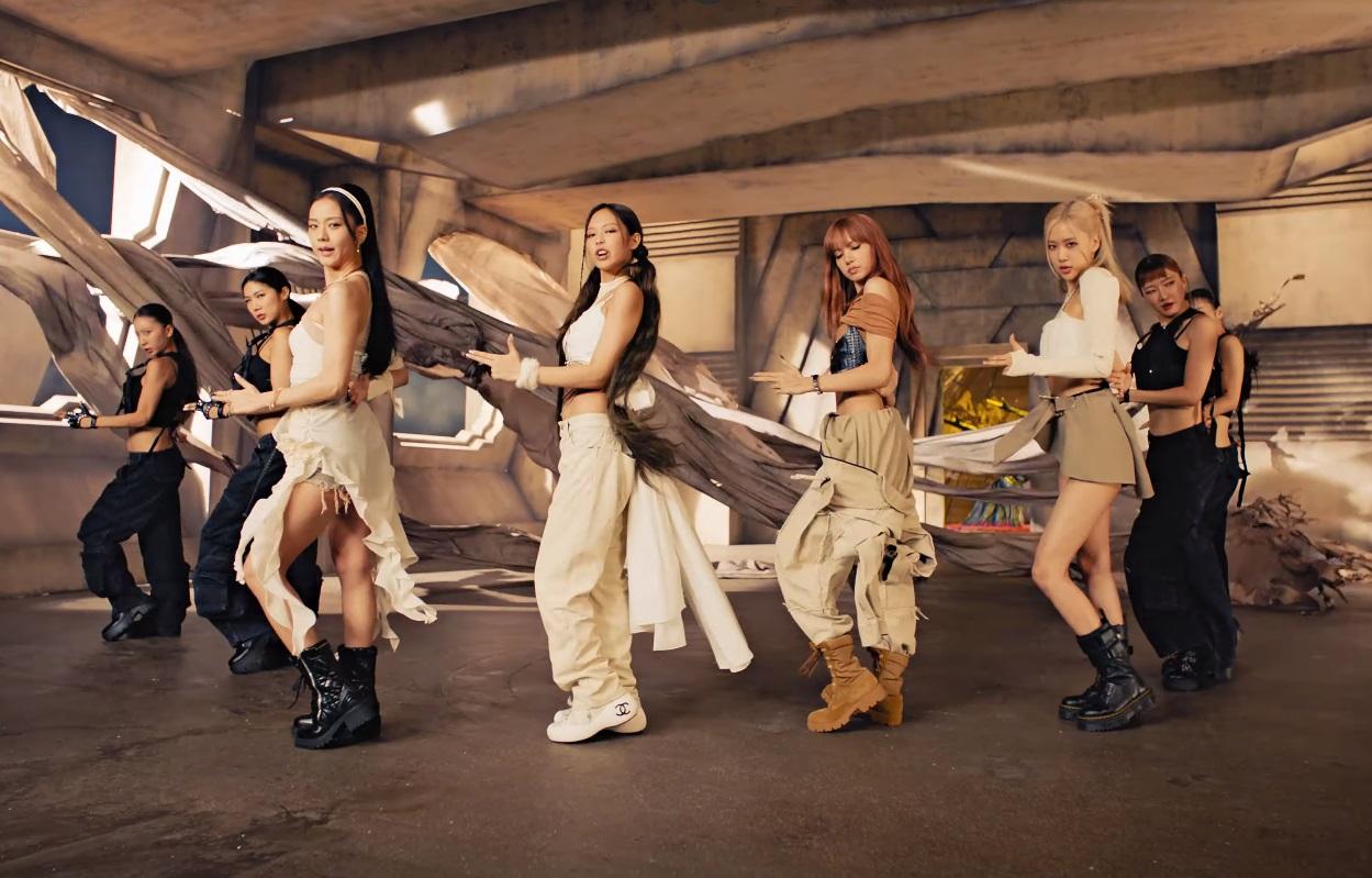 《PINK VENOM》的MV除玩形象外,連場景也超過10個之多。