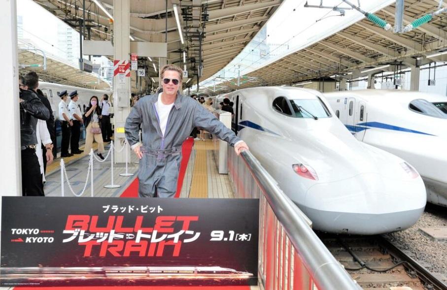 畢彼特站月台於新幹線前拍照留念。