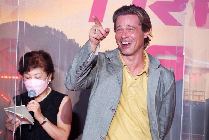 畢彼特到埗後即換衫出席京都首映禮。