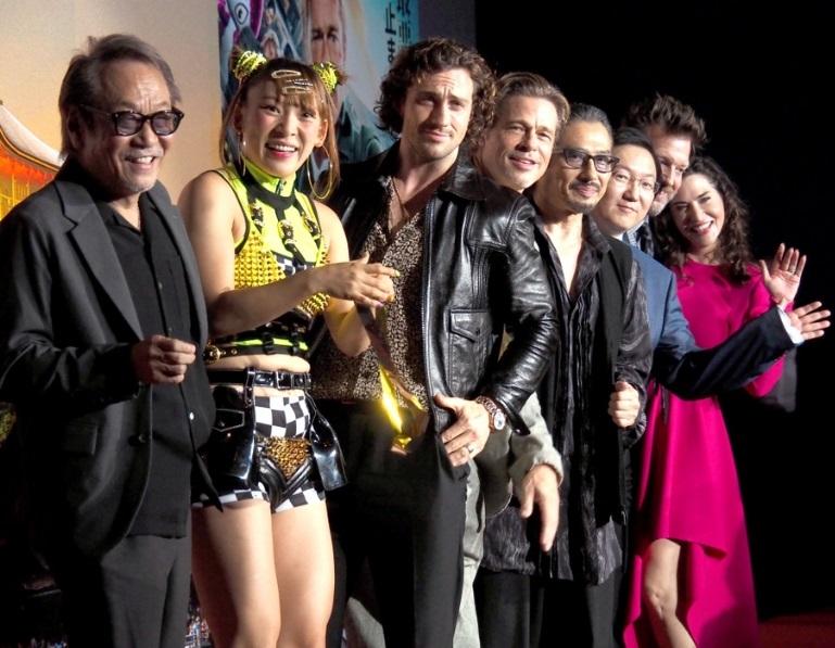 《殺手列車》京都首映禮,安排畢彼特與其御用配音員堀內賢雄(左)同場。