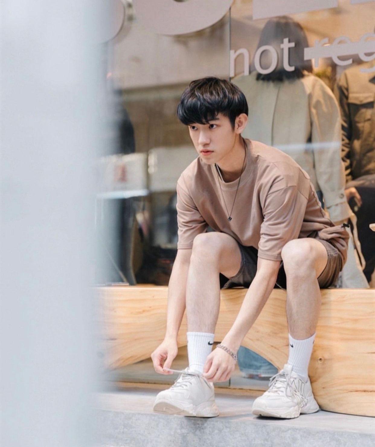 Ivan有180cm身高,在香港科技大學修讀工商管理。