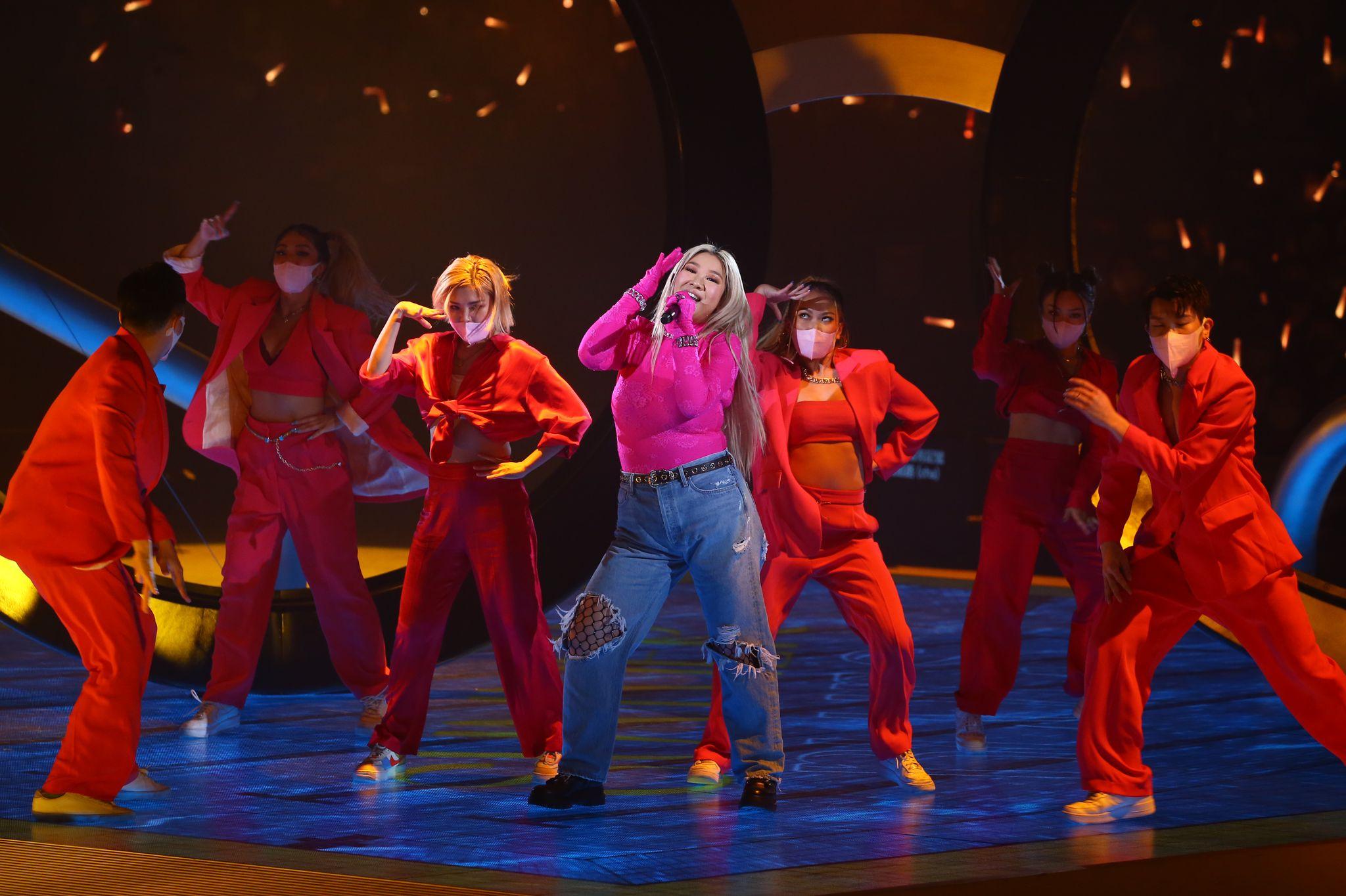 欣宜獨唱了新歌 《Glitterfalls》。