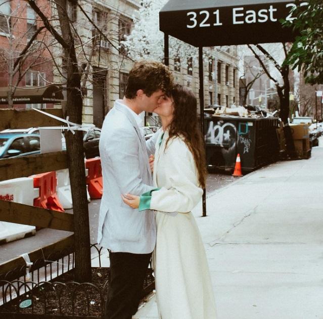 Charlbi Dean與未婚夫陰陽相隔,網民與Fans感到震驚及悲痛。