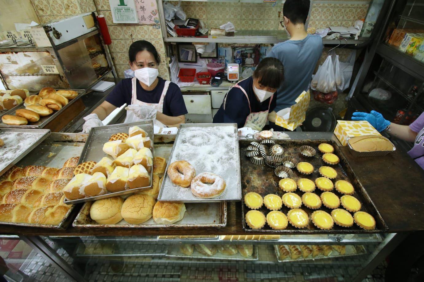 有45年歷史的「快樂餅店」今日正式結業,市民也大嘆可惜。