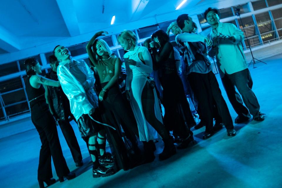 Sophy自言找了一班「古靈精怪」的朋友拍MV。