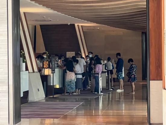 三亞的酒店內,不少滯留遊客到櫃台辦理續住手續。(互聯網)