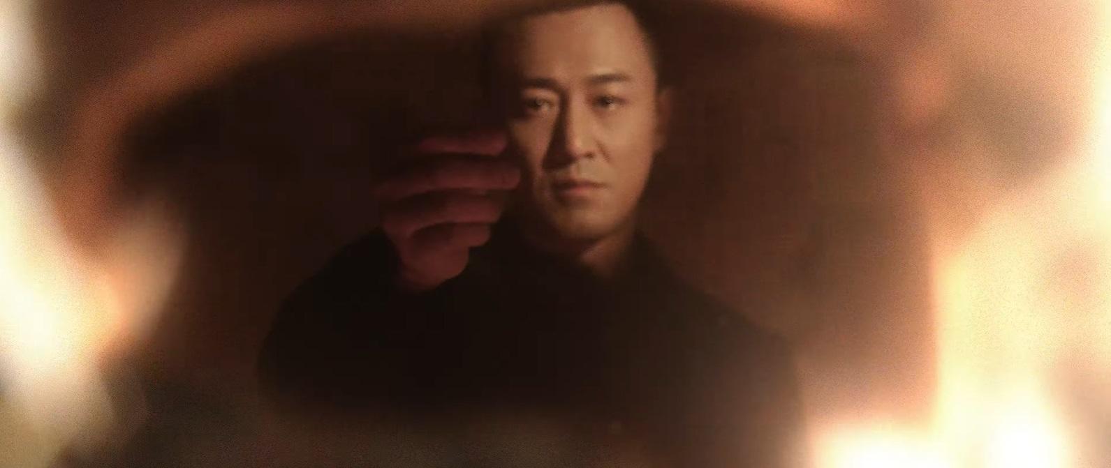 《樓下有人》無論在音樂與表達的情感上,均與林峯以往的風格有所不同。