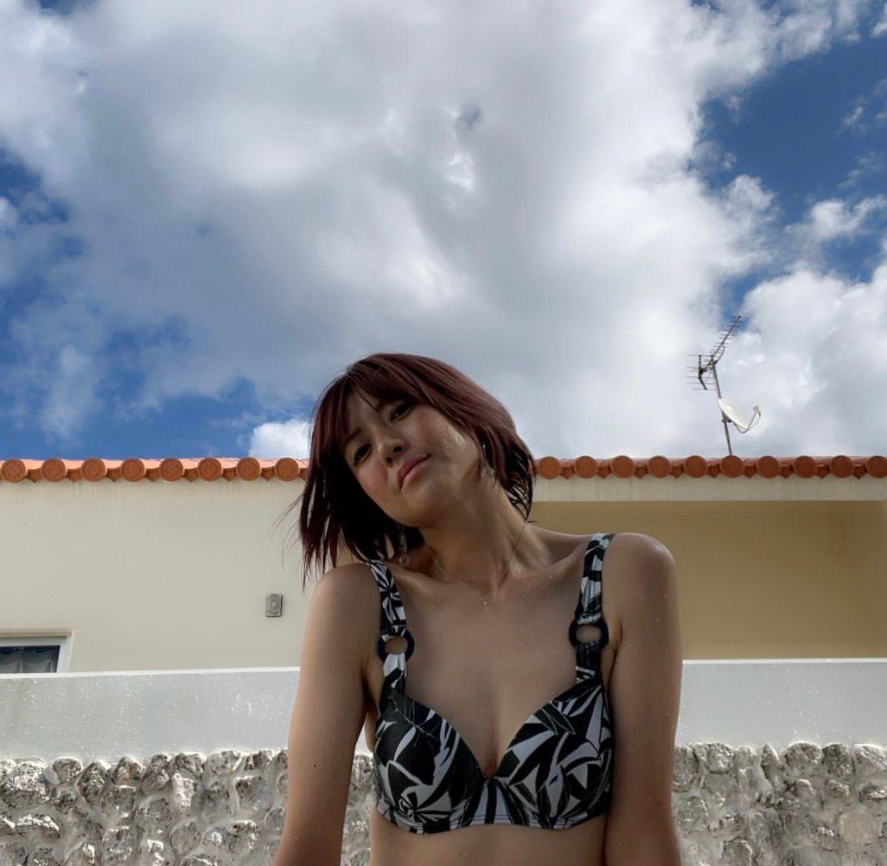 hitomi在社交平台透露與家人趁暑假展開旅行。