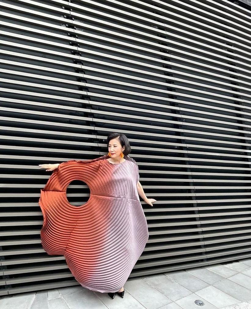 汪明荃最愛Issey Miyake,多次穿配該品牌出席不同盛會。