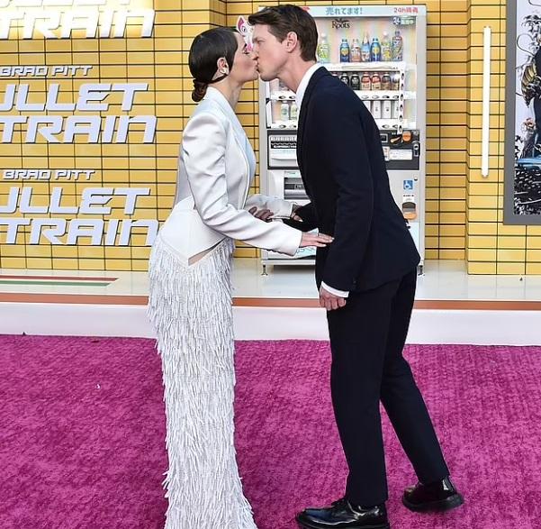 祖兒京與Steven Piet在紅地毯恩愛啜嘴。