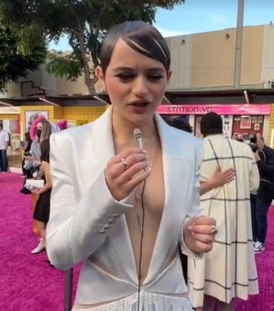 23歲的祖兒京打扮得相當性感。