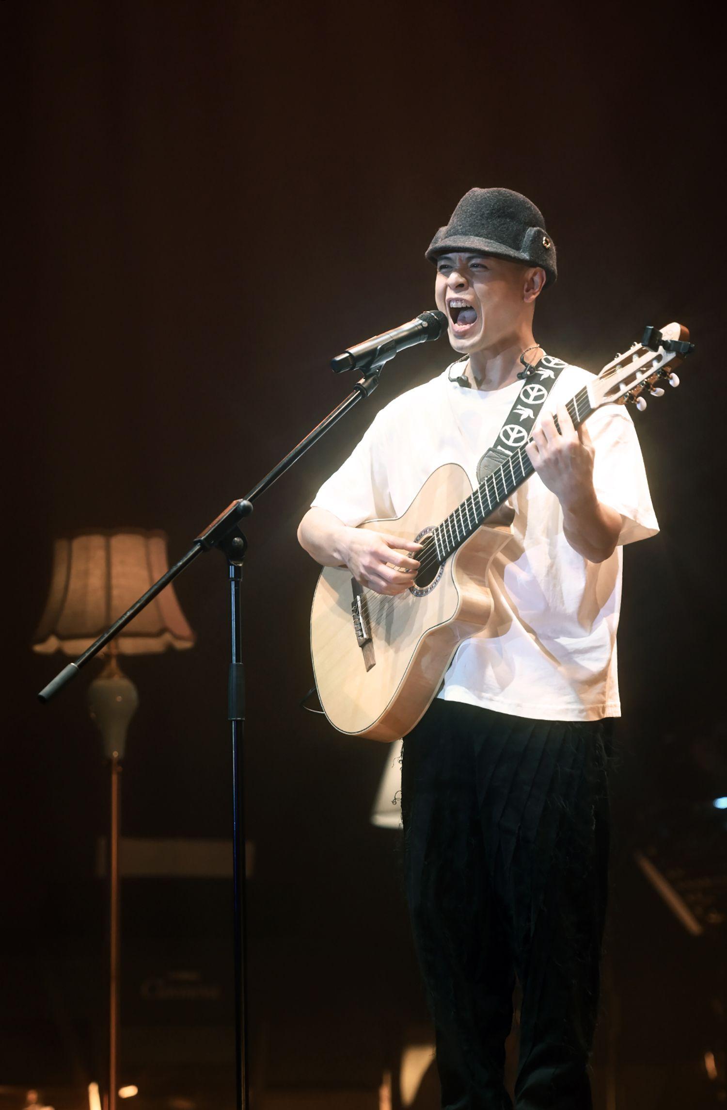 側田開騷自彈自唱,全場氣氛高漲。