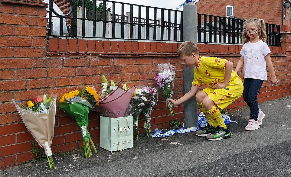 鄰居向受害女童家人獻花。(互聯網)