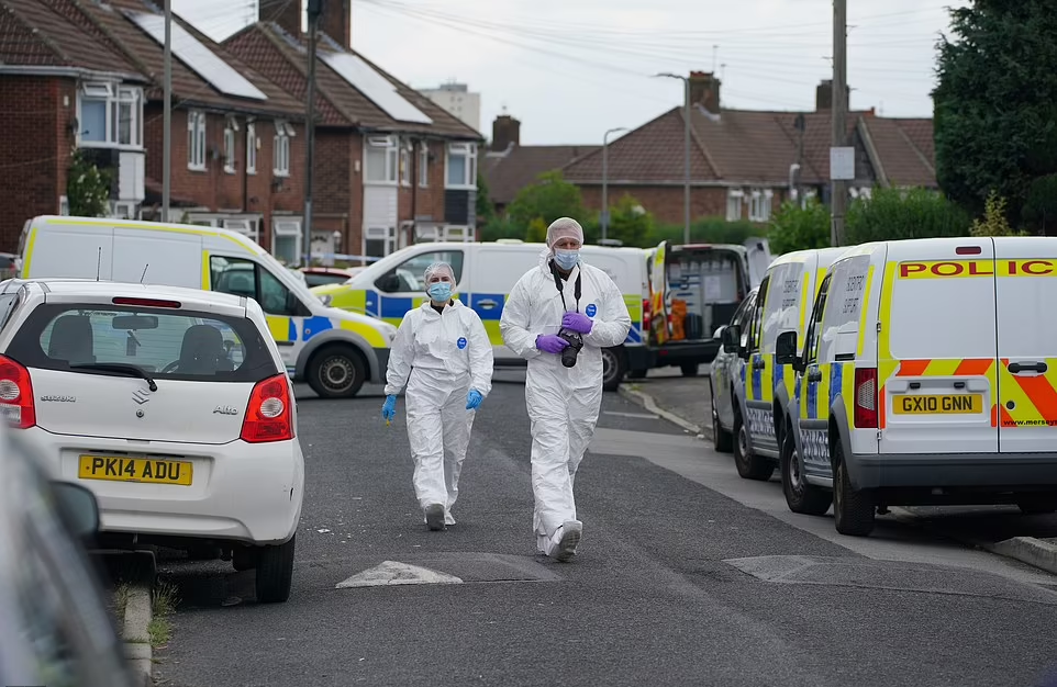 調查人員在利物浦槍殺案現場搜證。(互聯網)