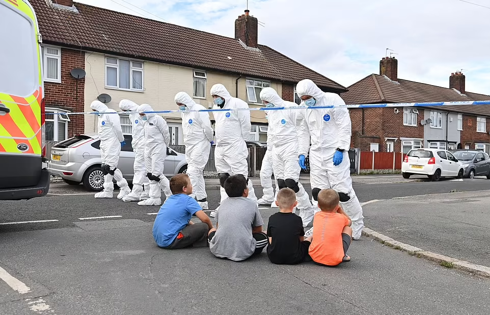 調查人員在利物浦槍殺案現場搜證。(互聯網)