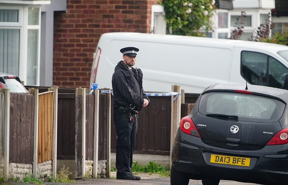 警方封鎖利物浦Kingsheath Avenue案發現場。(互聯網)