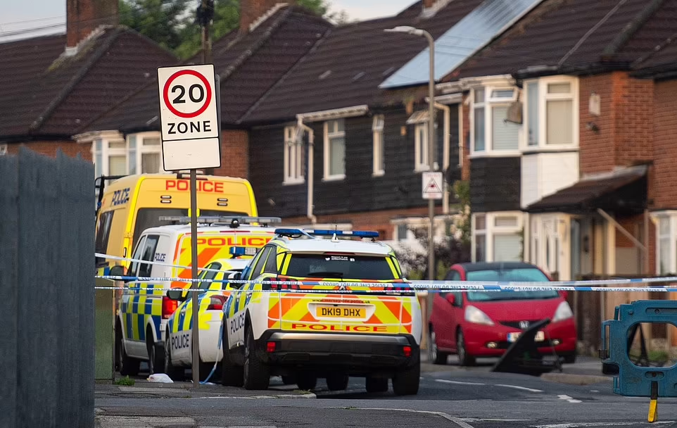 警方封鎖利物浦Kingsheath Avenue案發現場。(互聯網)