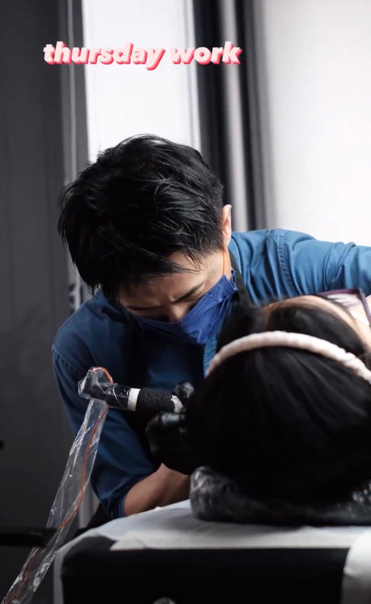 任職紋身師的Stan今日貼開工相,獲網民大讚有型。