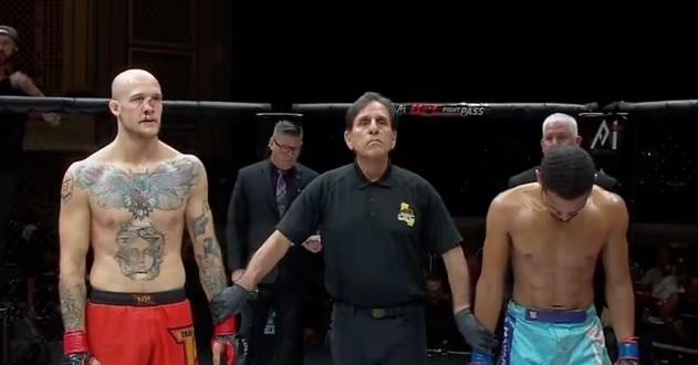 佩里受傷,無奈終止比賽。(互聯網)