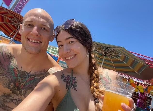 佩里與女友。(互聯網)