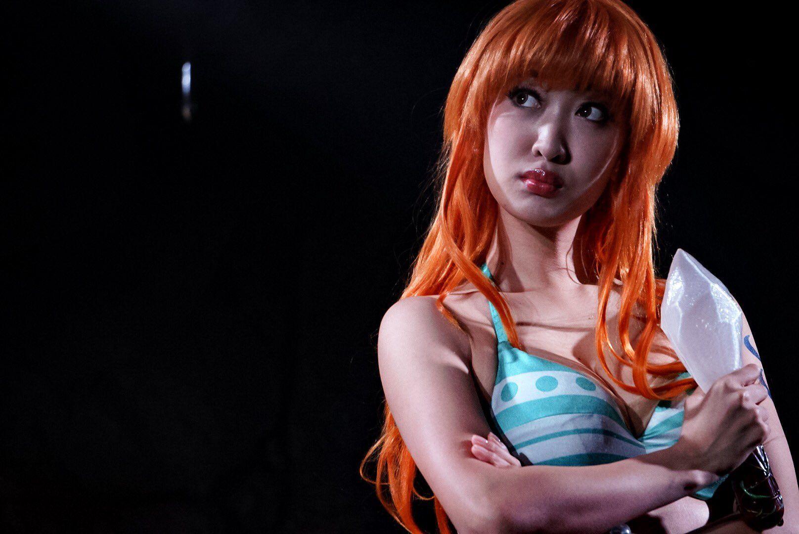 佐達桃子活躍舞台界,被形容為2.5次元女優。