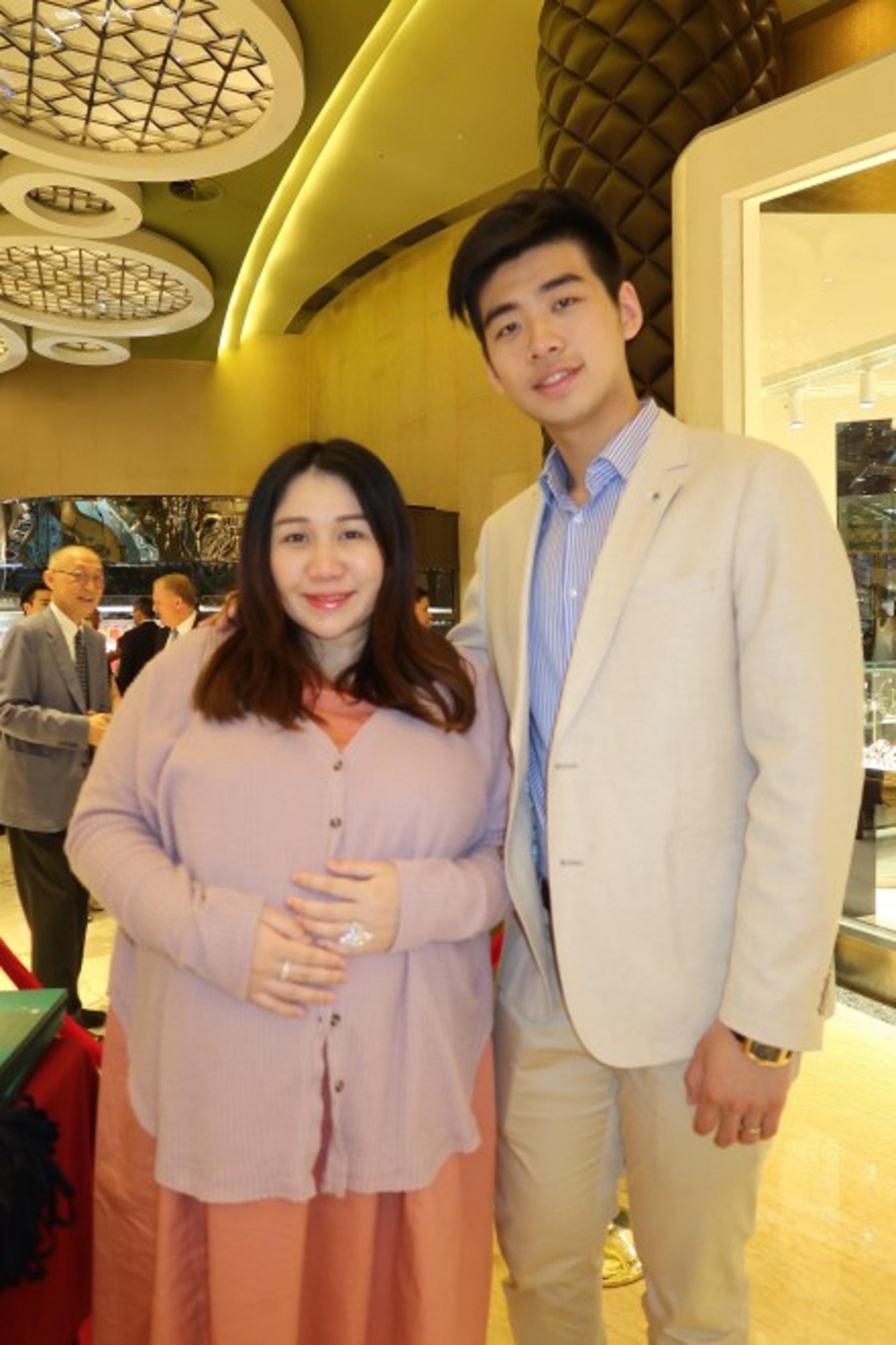 何超盈下嫁細她7年的辛奇隆。