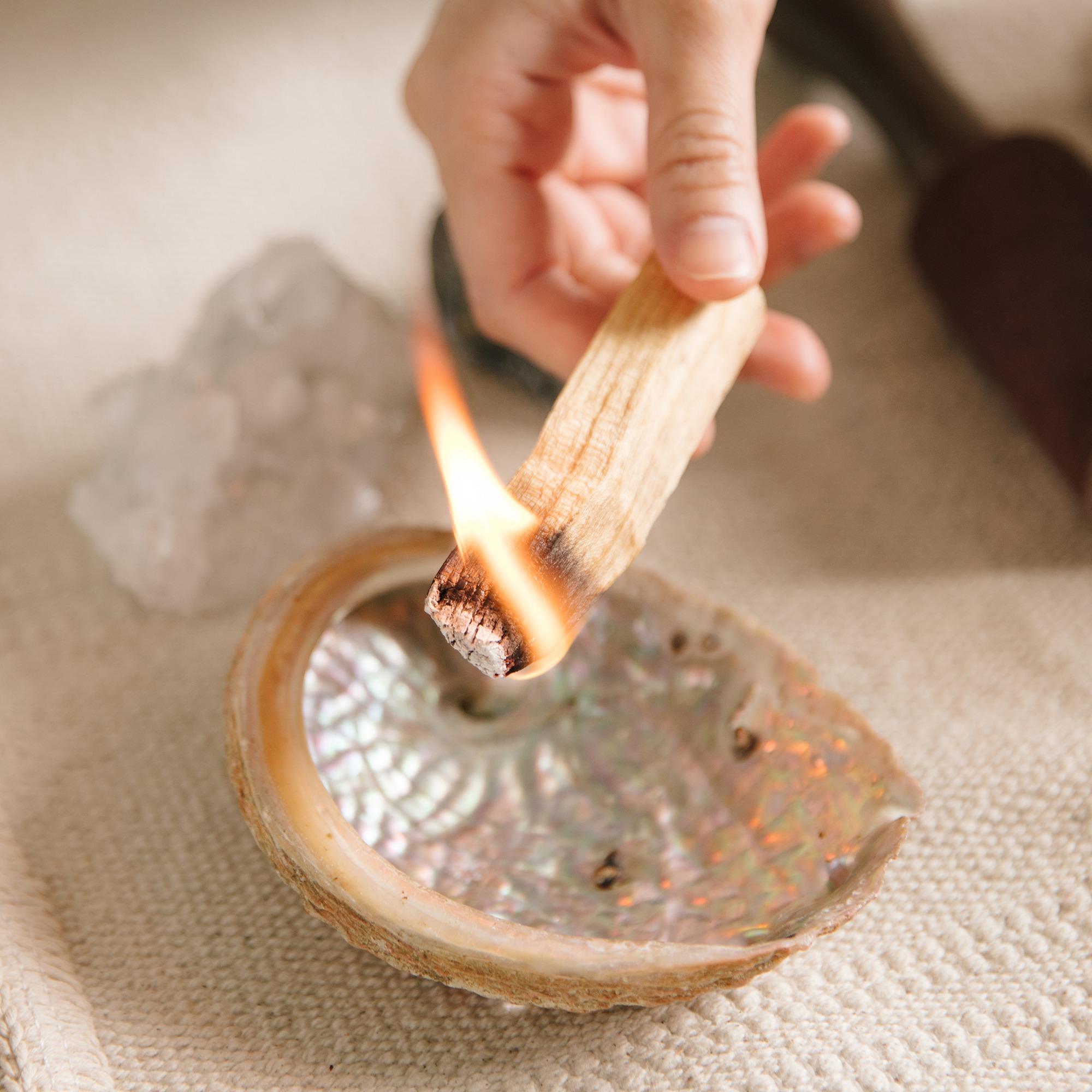 套裝還包括4條秘魯聖木及盛載聖木的鮑魚殼。