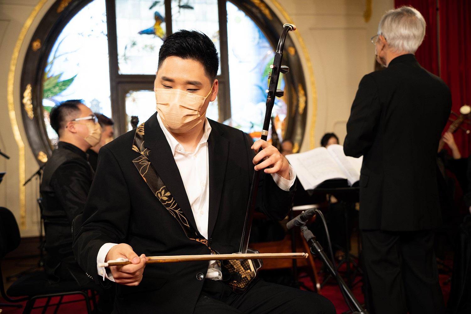 舊二胡改寫視障男孩命運 瞽樂新星網上音樂會訴香港人情