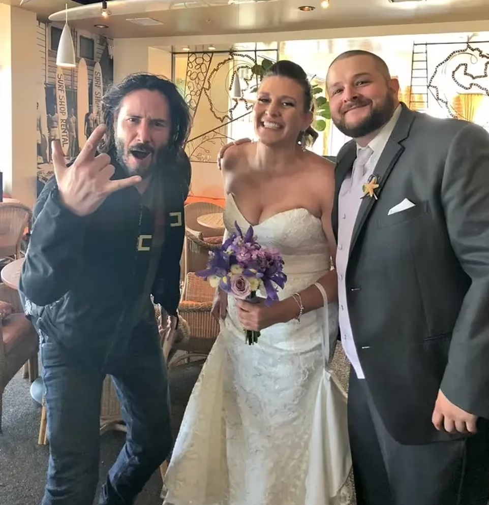 奇洛李維斯2018年9月在加州「亂入」另一對新人的婚禮。(互聯網)