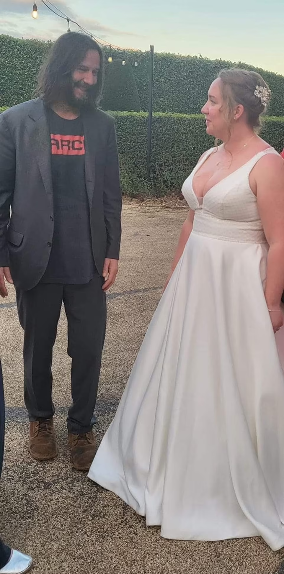 Nikki(右)直言是奇洛李維斯的超級粉絲,指他令她的婚禮畢生難忘。(互聯網)