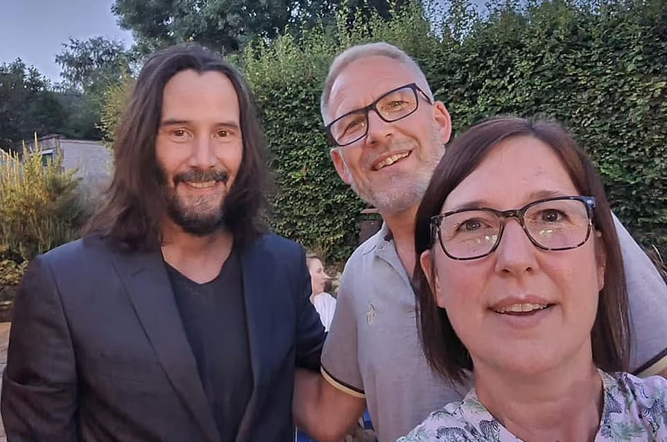 除了「亂入」James及Nikki的婚禮外,奇洛李維斯亦樂意跟當地居民拍照。(互聯網)