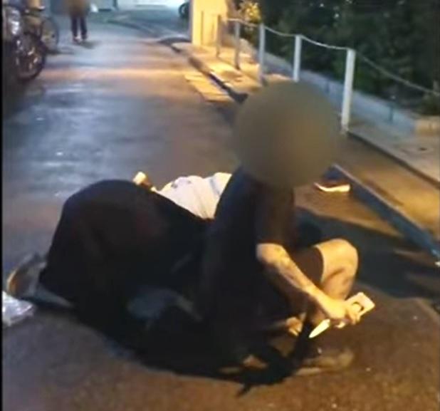 傷人少女未有逃走並被附近餐廳職員制伏,遇襲母女倒地。(影片截圖)