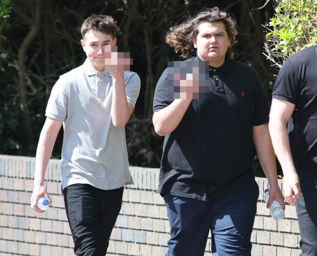 被判囚12年的其中兩名惡少,出庭前向傳媒豎中指。(互聯網)