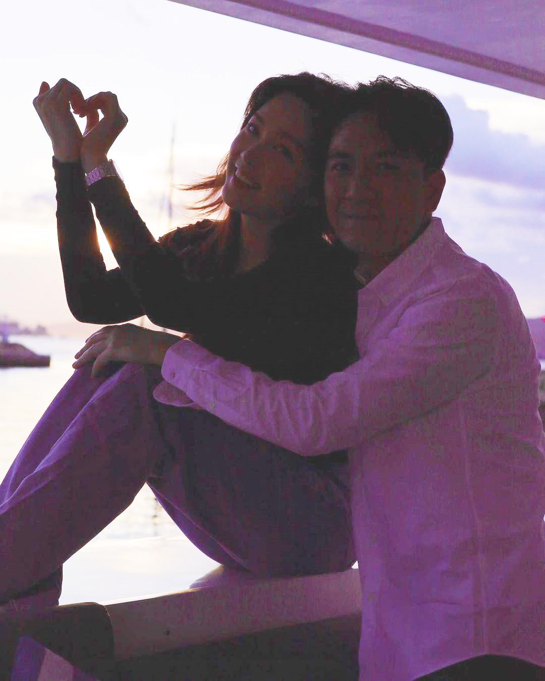 把照片調光後,見到二人笑得很燦爛。