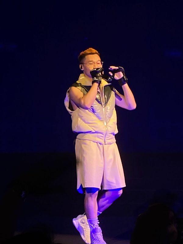 湯令山演繹《勁浪漫超溫馨》時叫全場陪他大合唱。