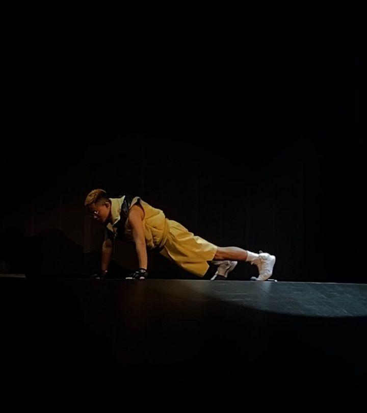 《勁浪漫超溫馨》唱至途中忽然做掌上壓。