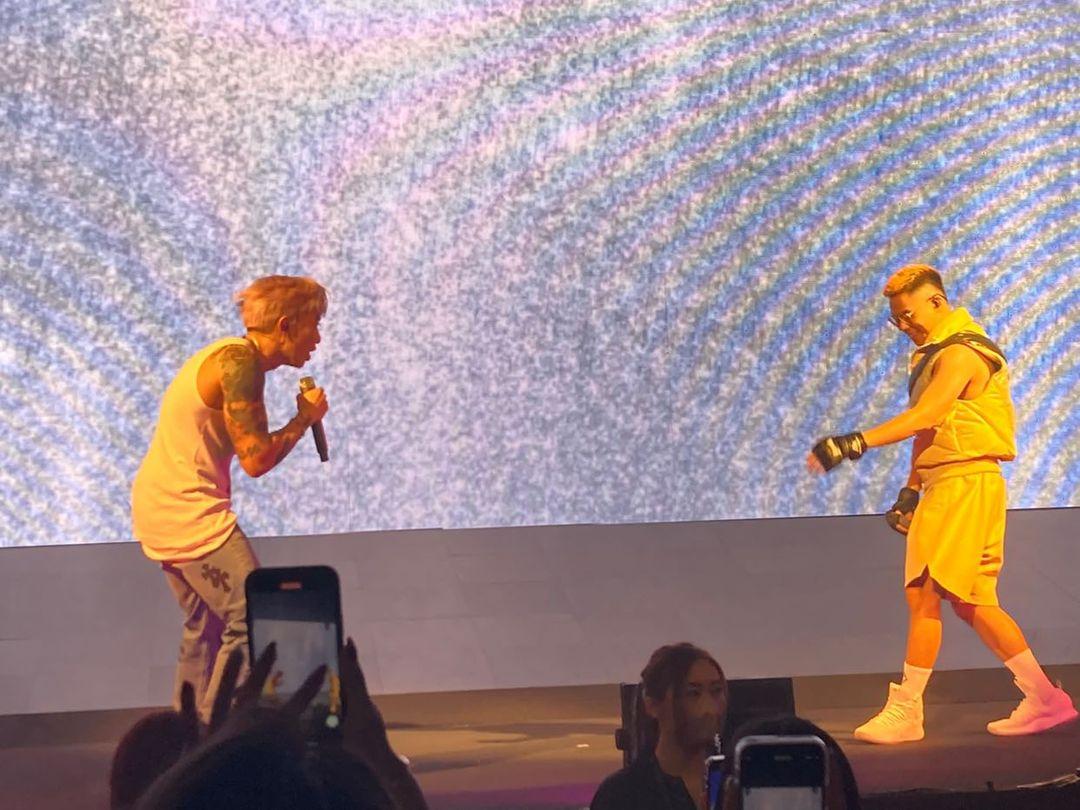 湯令山登場合唱《December》。