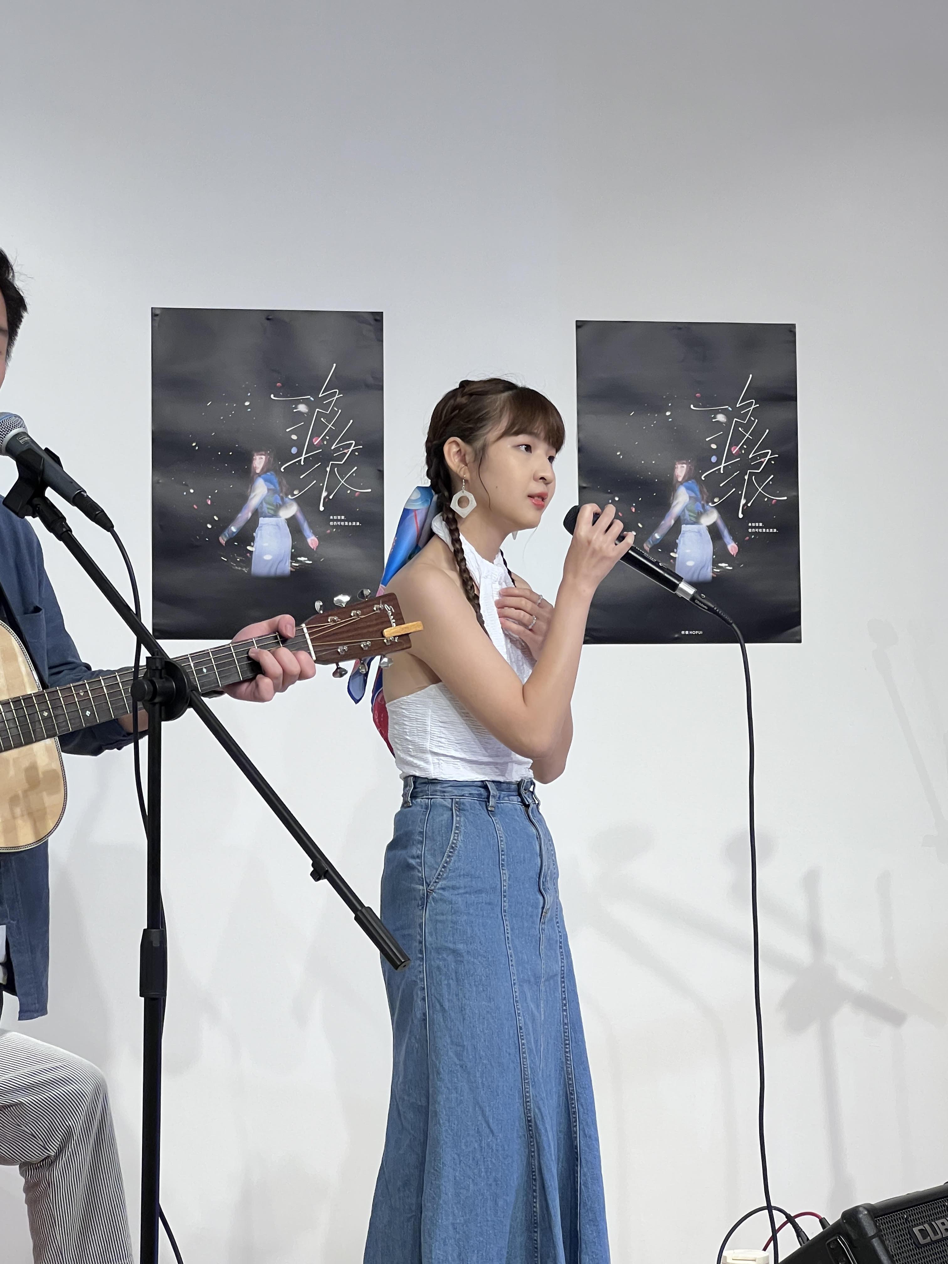 何佩獻唱新歌《浪浪》。