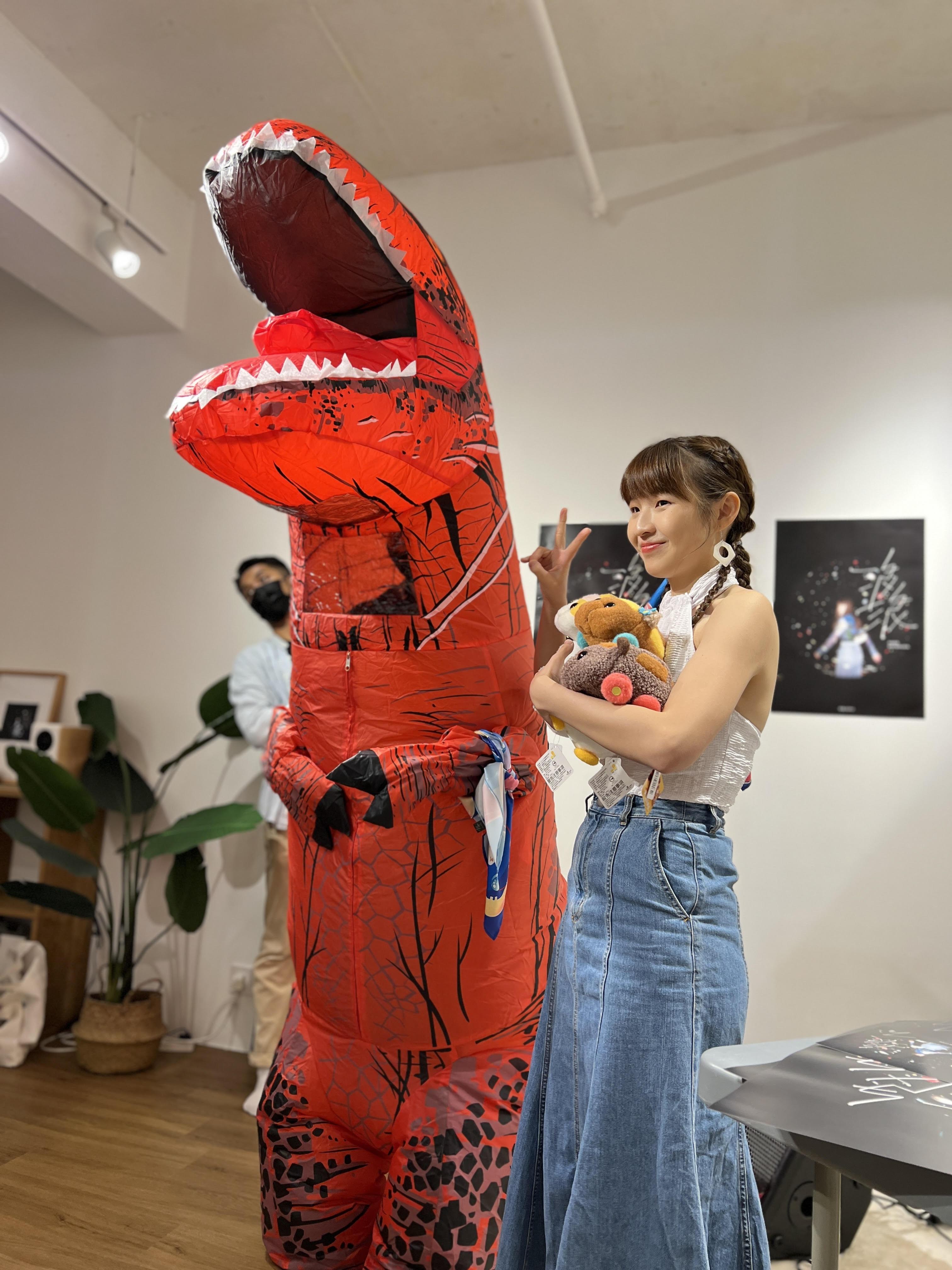 何佩舉行了兩場簽唱會。