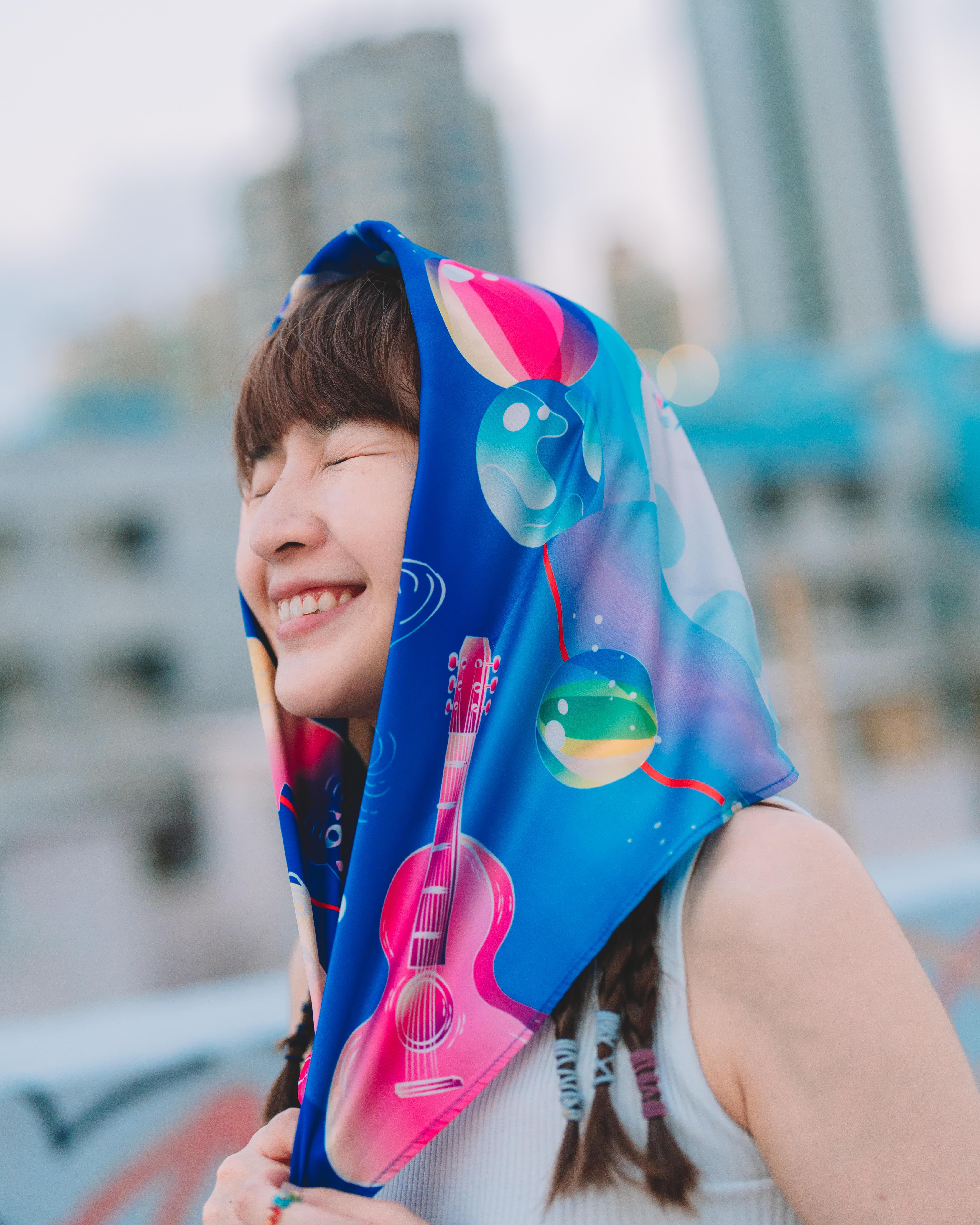 何佩與Hira Hira聯手設計的慈善義賣絲巾。