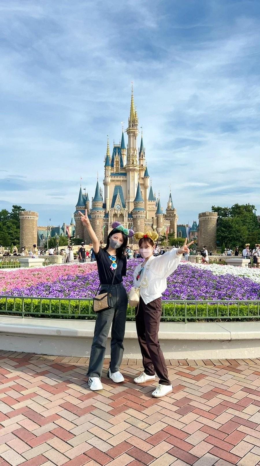 兩人打扮就如普通女生。