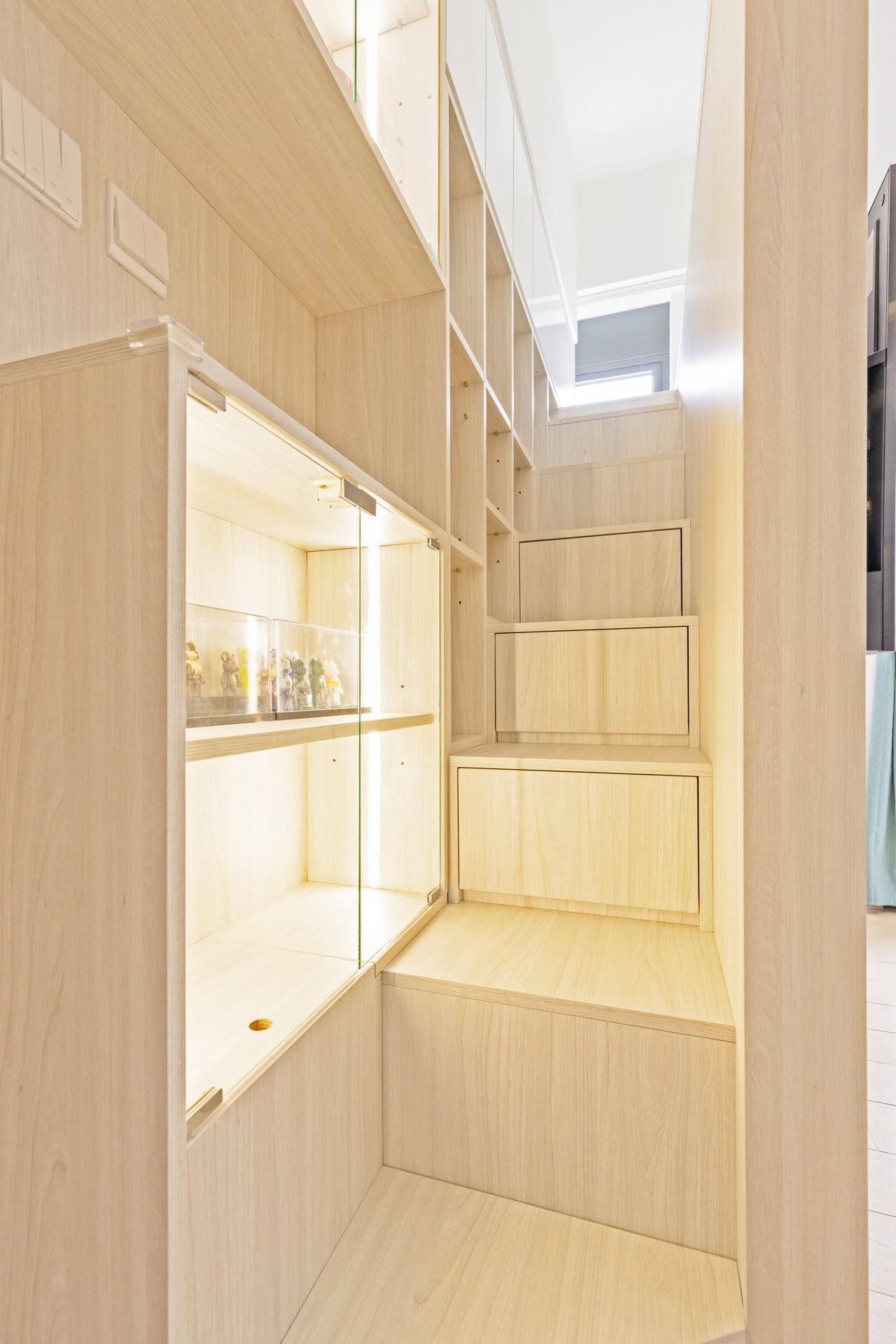 利用樓梯位置增加櫃桶做收納