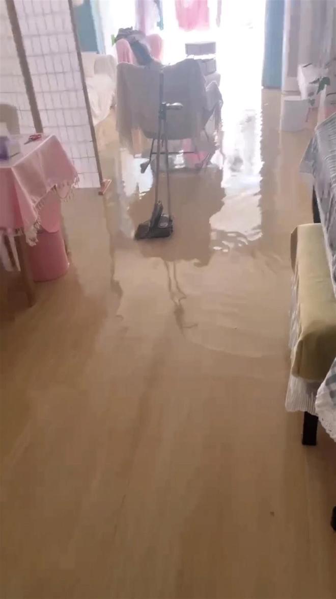 任女全屋水浸。(互聯網)