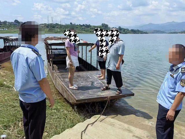 3名放生者被警方及漁政人員截獲後,在現場指認乘坐該艘船到水庫中央放生「清道夫」。(互聯網)