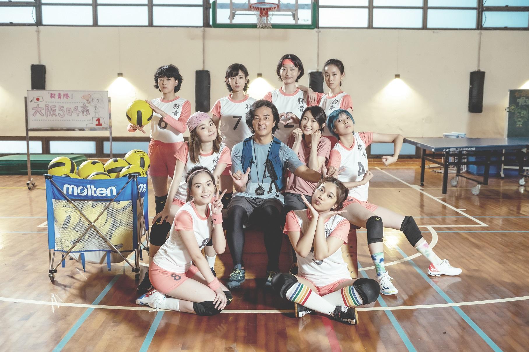 鄭伊健在《深宵閃避球》演8位女「粉青」的教練。