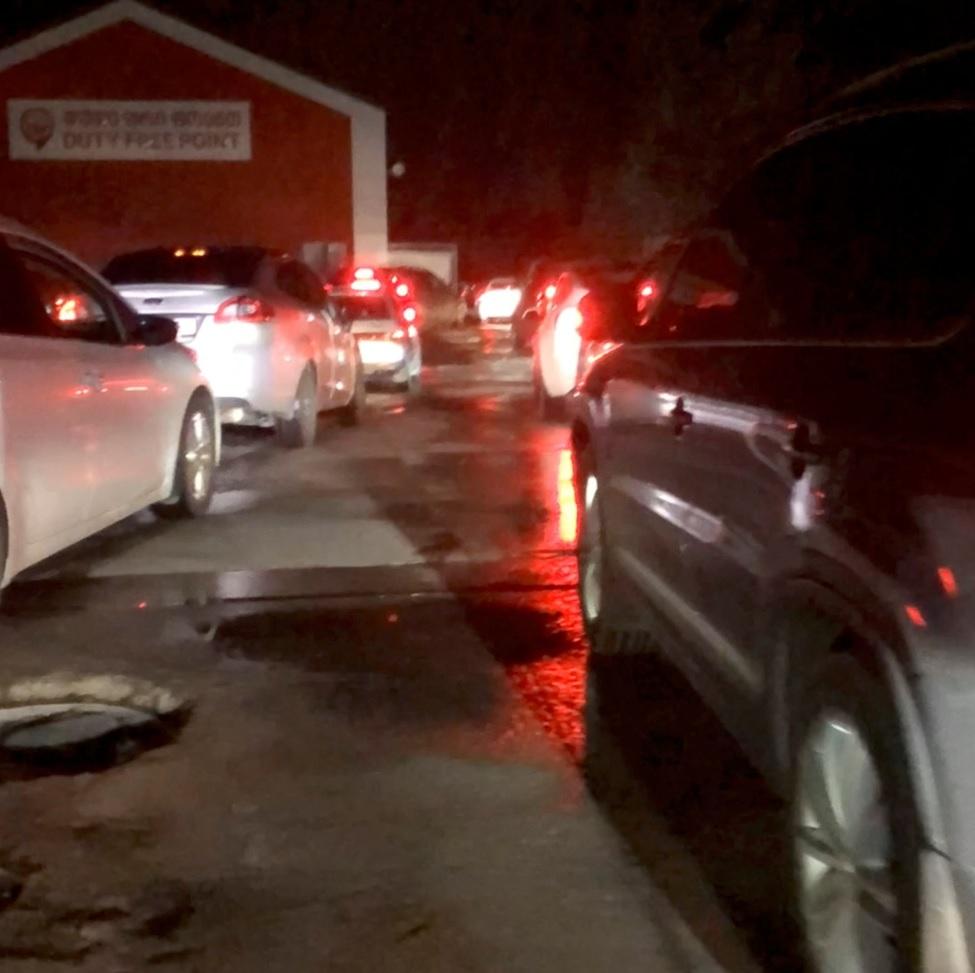 俄當局發出徵兵令後,接壤格魯吉亞邊境出現長長車龍。(路透社)