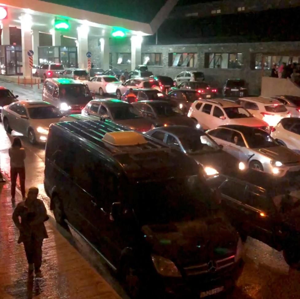 俄當局發出徵兵令後,接壤格魯吉亞邊境出現長長車龍。(路透社)