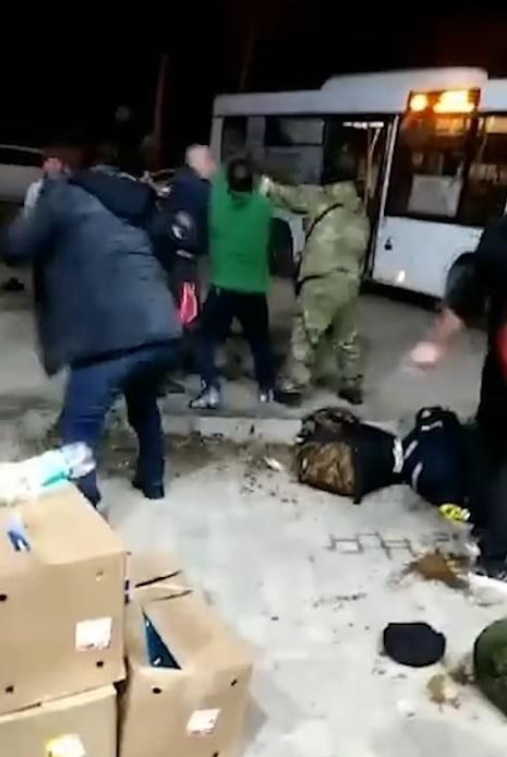 影片可見,後備役士兵打架。(互聯網)