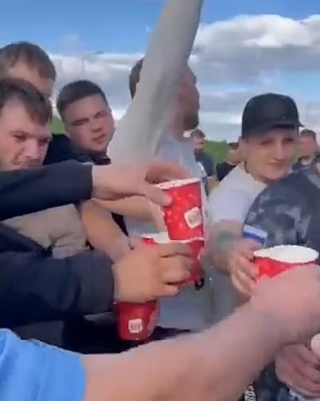 俄後備役士兵上巴士前先「乾杯」。(互聯網)