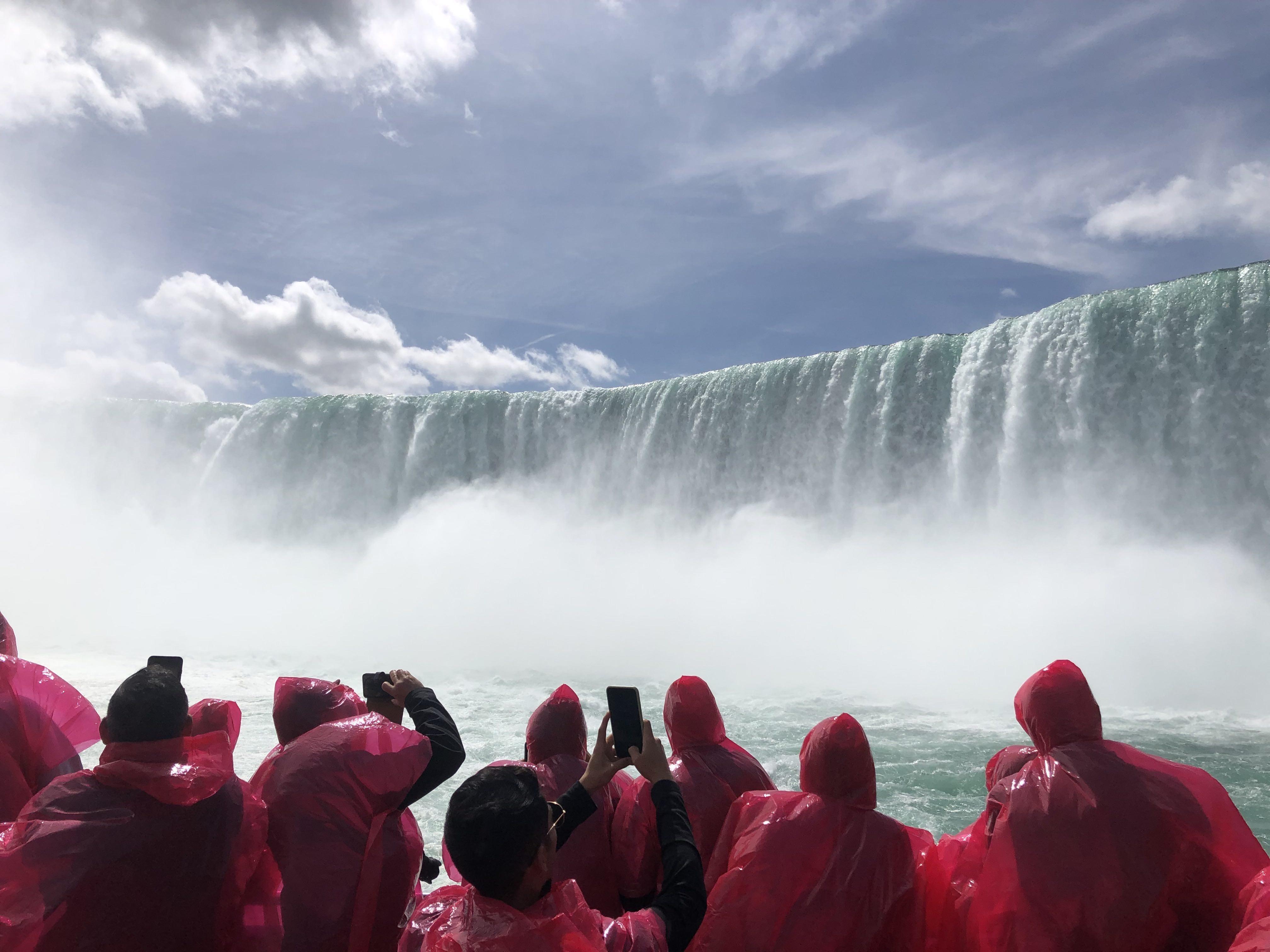搭乘 Hornblower 遊船近距離欣賞尼加拉瀑布美景
